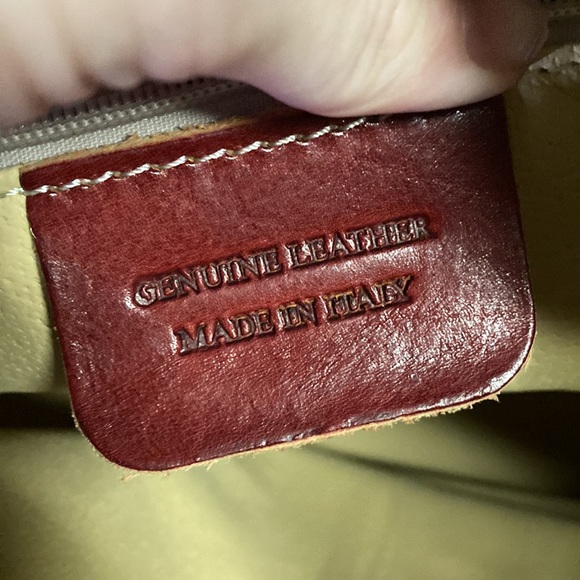 GORGEOUS Italian Leather red travel bag 🧳 - Picture 8 of 10